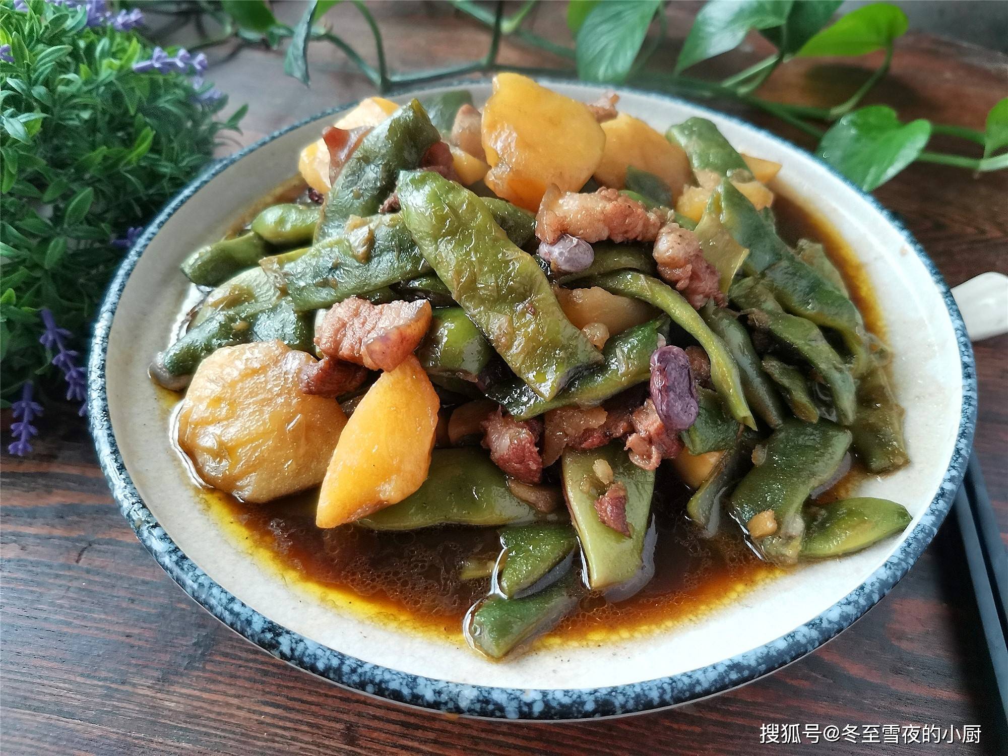 原创秋季,东北人餐桌最受欢迎的家常炖菜,油豆角炖土豆,百吃不腻