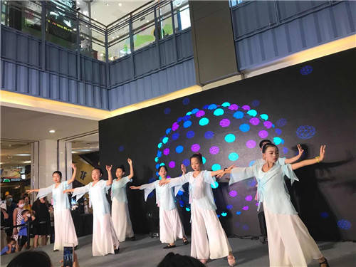 江苏苏州贝美舞蹈携手天虹商场共同举办暑期展演活动