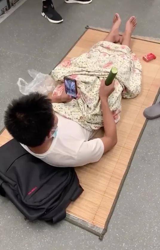 想红想疯了地铁直播睡大觉还有一个人是95后