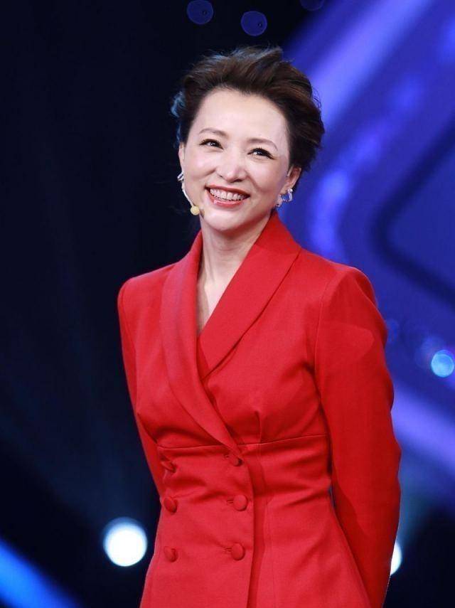 46岁董卿近照曝光浓妆亮相为朋友新店站台蓄起长发尽显温柔