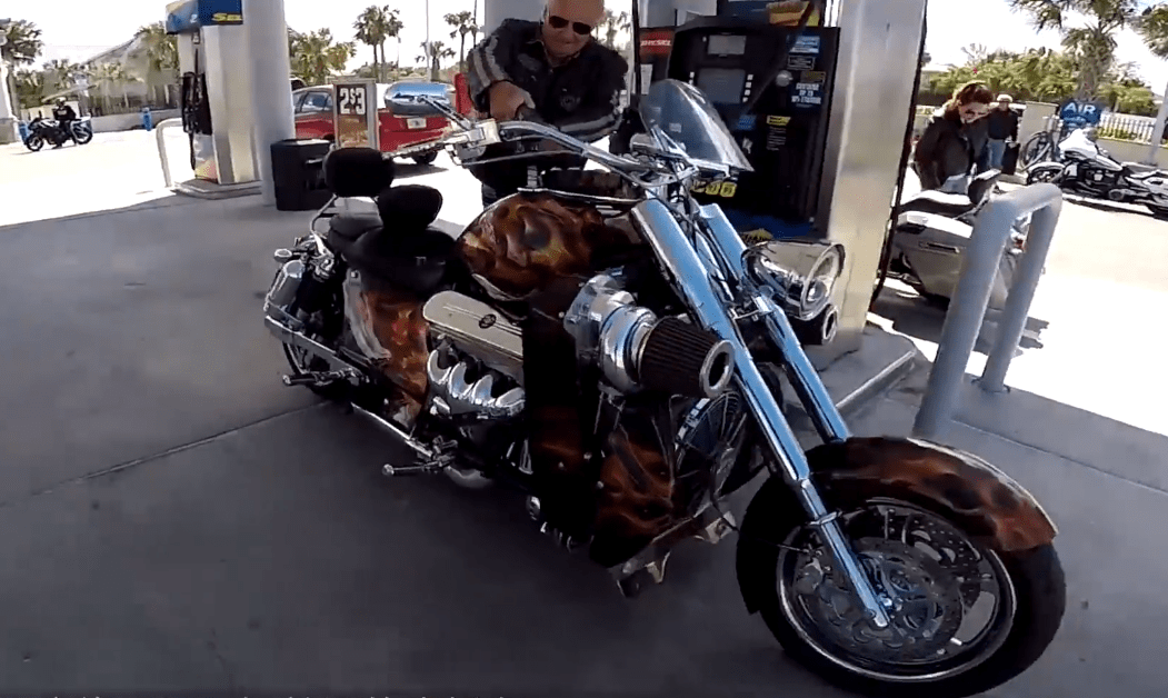 加油站巧遇一台8缸摩托车马力1200匹车漆颜色很特别