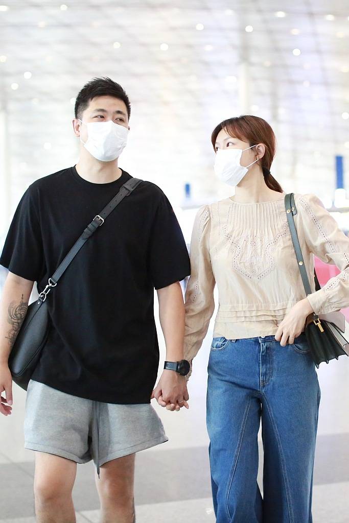 李艾和老公机场牵手大撒狗粮 "望夫眼"甜度爆表