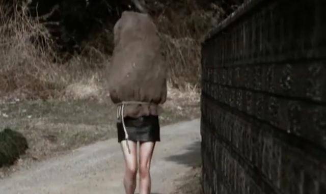 电影鬼女魔咒女孩整天把自己套在麻袋里却只露出大长腿