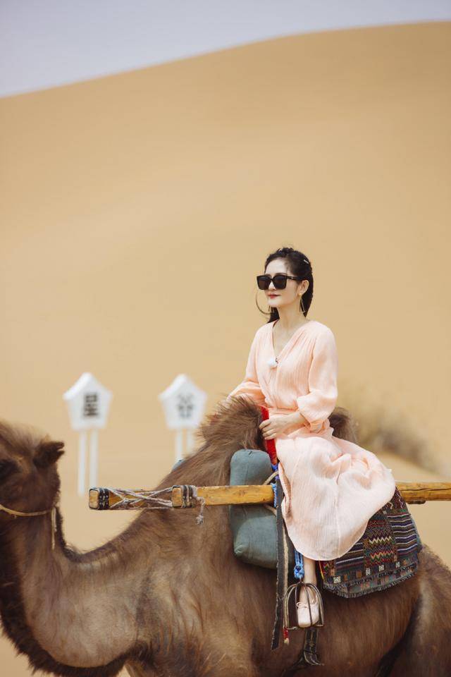 谢娜穿橘粉色连衣裙在沙漠拍照浪漫甜美很飘逸旅行这么穿超美