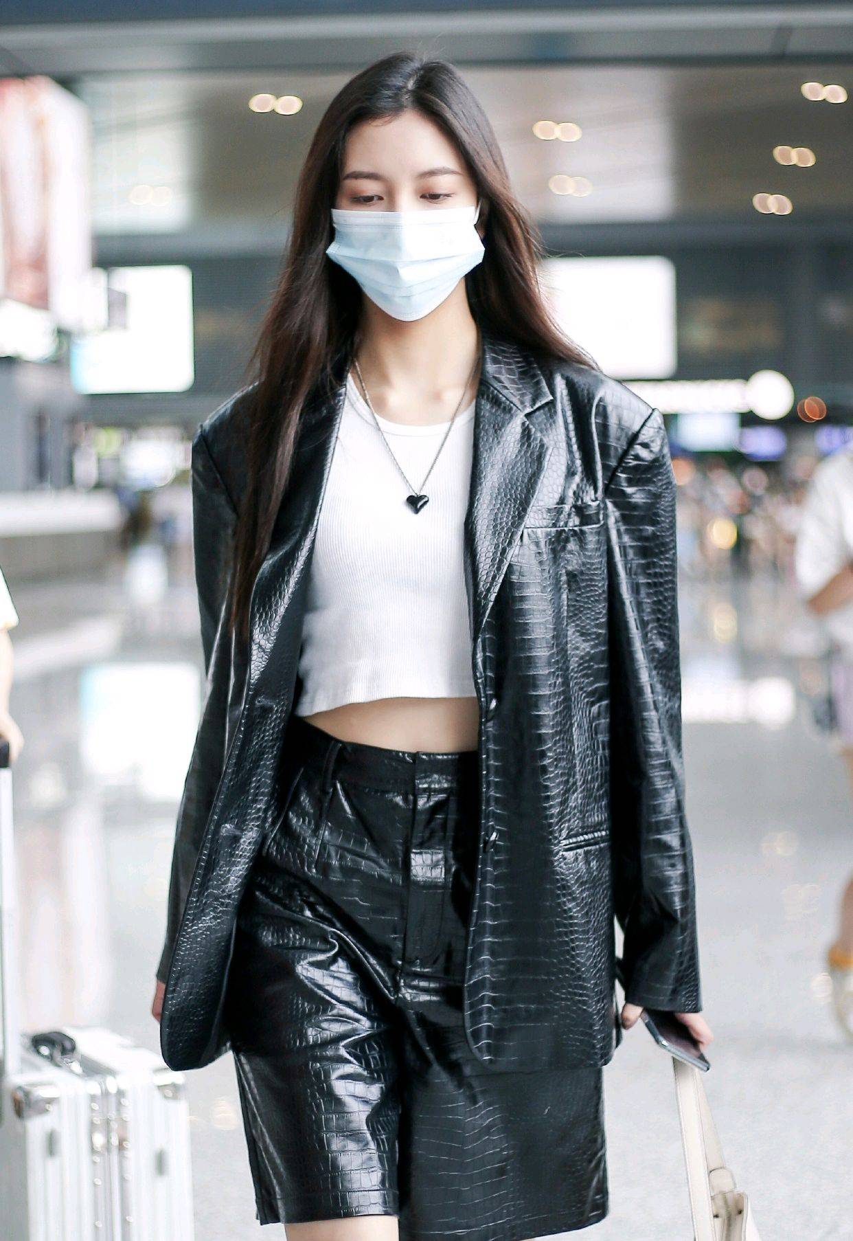 早秋穿皮衣确实高级,宋妍霏穿黑色皮衣走机场,既时尚又有个性