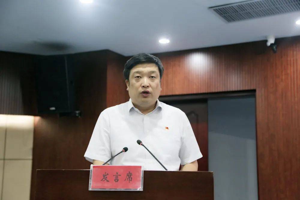 会上,县委常委,副县长冯定国对《洪洞县集中清收农村商业银行不良贷款