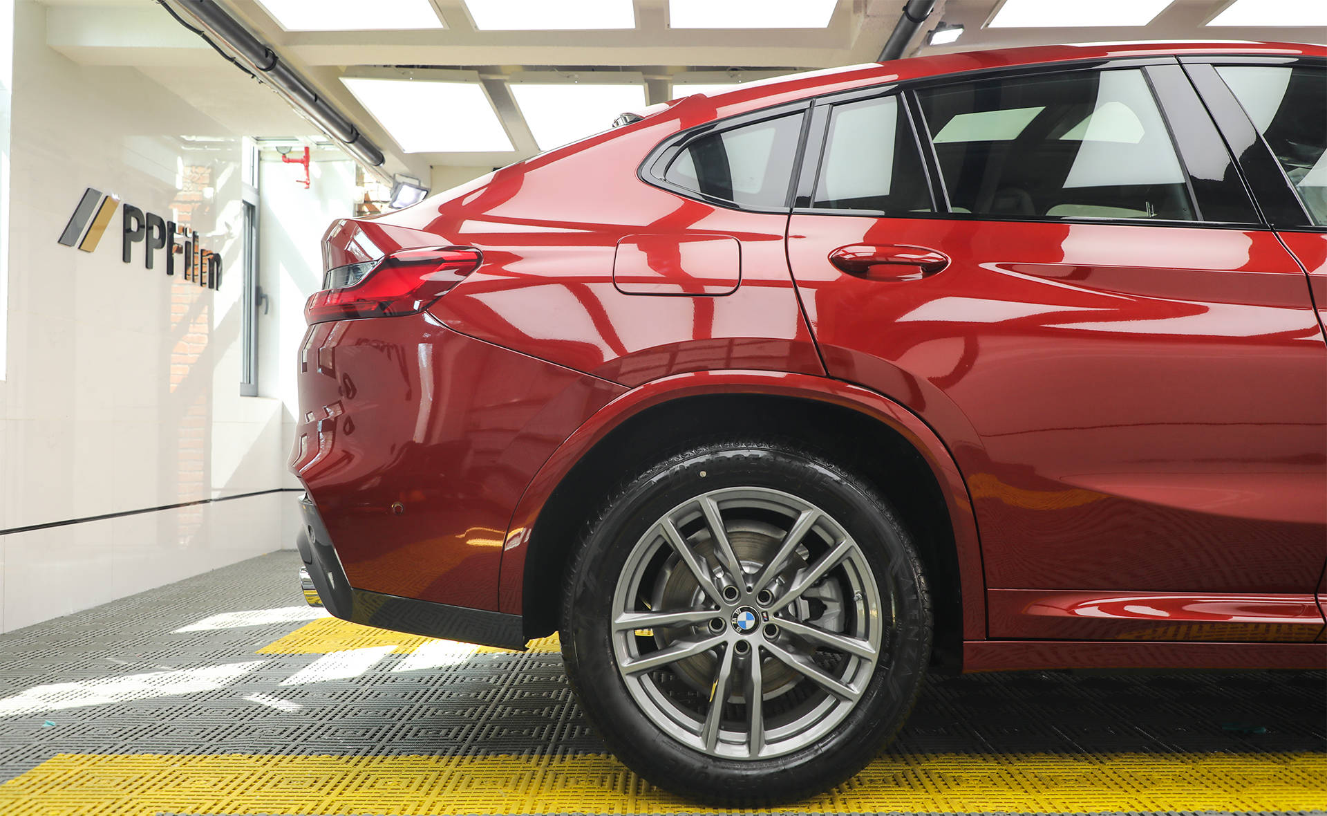 威固车衣宝马x4弗拉门科红颜色非常好看车漆保护起来