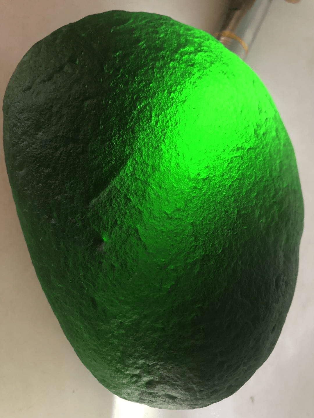 墨绿色玻璃陨石图片
