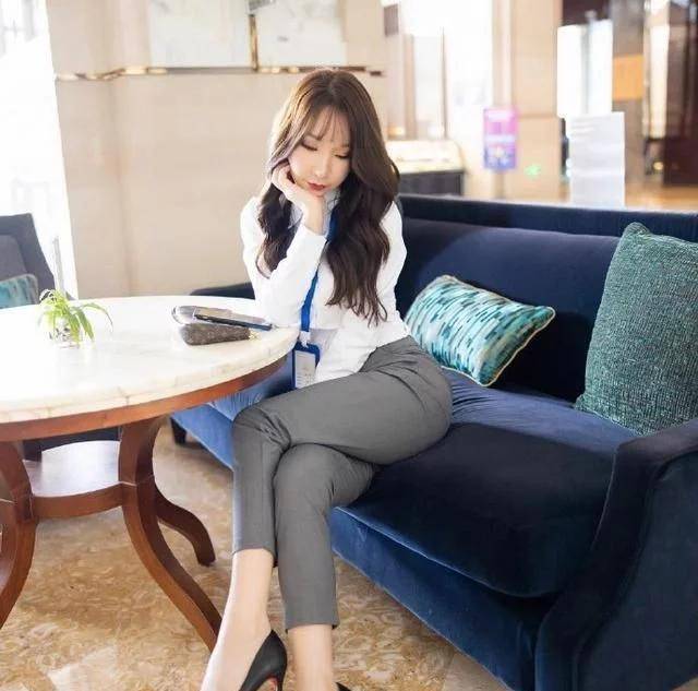 公司新来的美女销售看这打扮确实有点道理