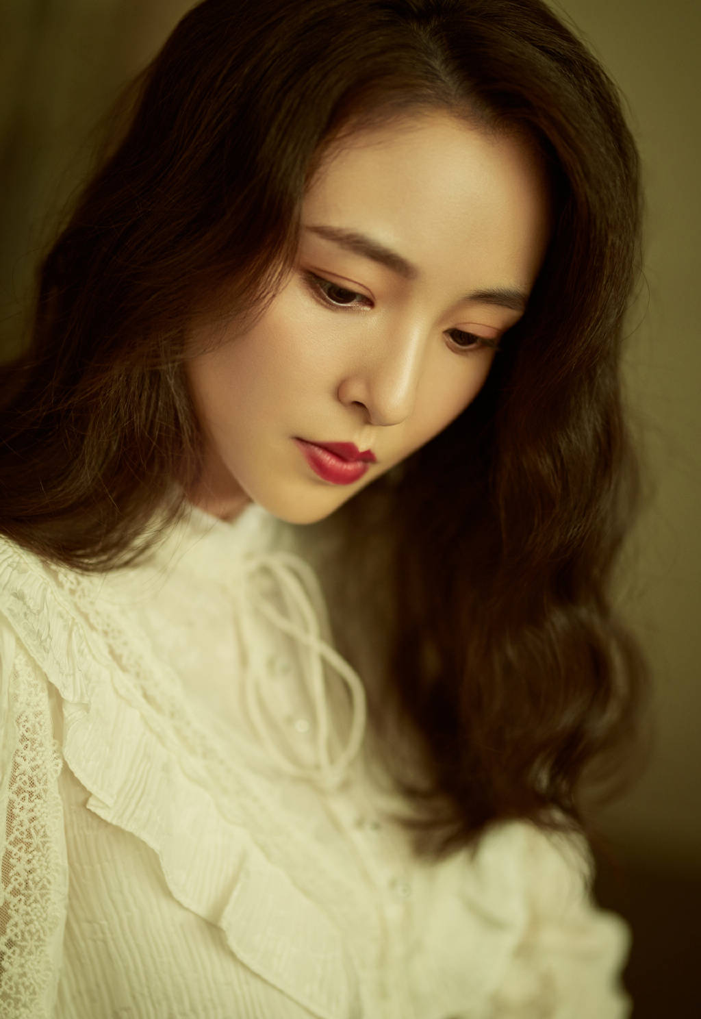 吴倩红唇复古妆容精致 蓬松卷发展轻熟魅力