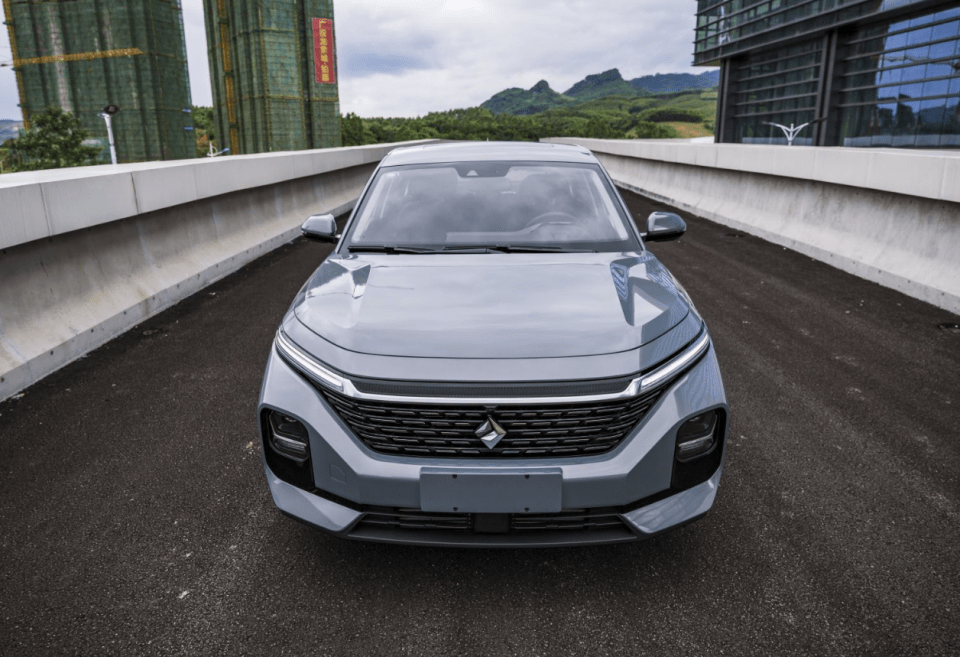 刚上市的新宝骏轿跑,轴距2米7配贯穿尾灯,才5万多起,比思域帅