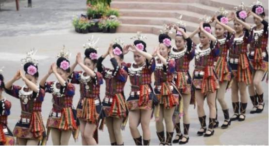 贵州深山的苗寨,女人都喜欢5寸超短裙,被誉为"短裙苗第一村"