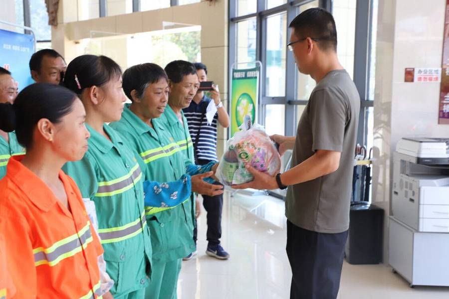 慰问|江津区圣泉街道：慰问马路天使 向劳动者致敬