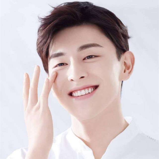 娱乐圈笑起来最帅的几位男神邓伦排第二你家爱豆排第几