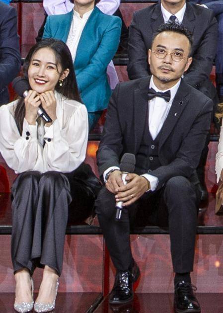 百位知名主持人央视大合照,董卿稳坐c位,汪涵身边人竟然是她?