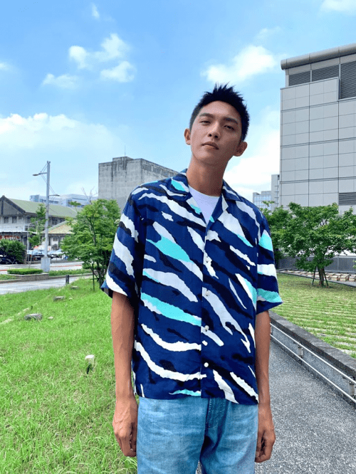 林辉瑝晒叠穿街拍照 表情拽酷蓝色印花衬衫清爽时尚