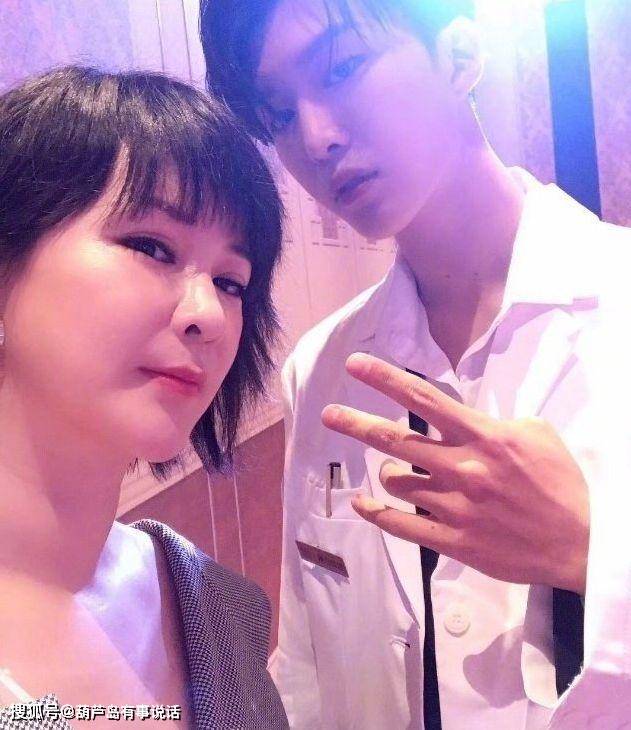 38岁的乐华娱乐的创始人杜华,一人带俩娃,她的老公又是谁呢?