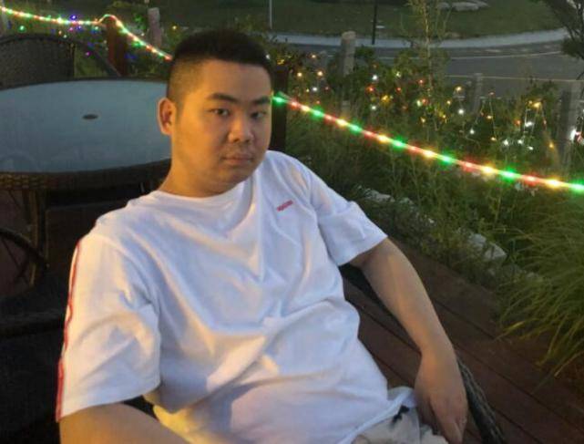 是游戏主播,游戏主播最重要的就是技术,如果技术不强,可以走搞笑路线