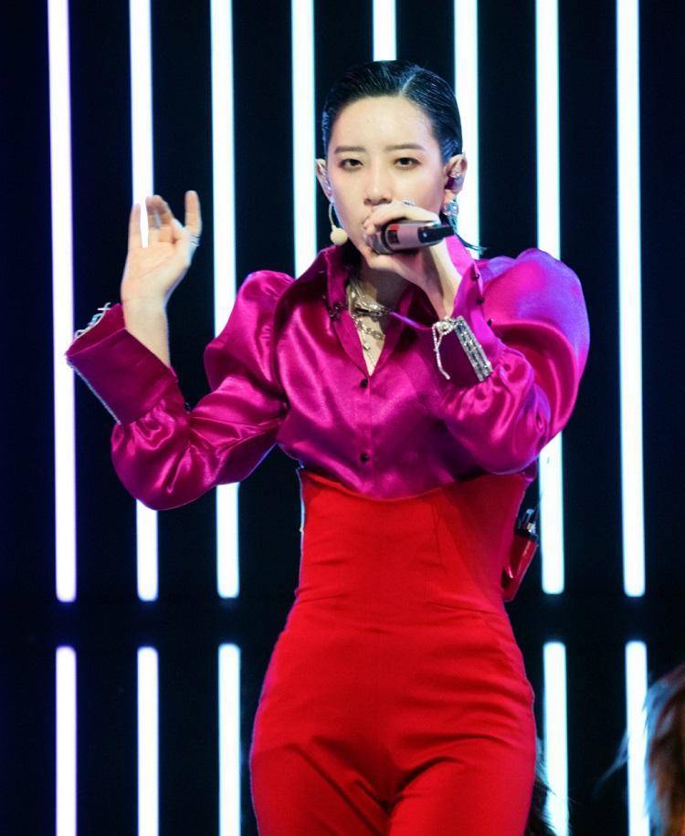 李斯丹妮抱着纸巾痛哭,张含韵前来安慰,孟佳的话戳中了我的笑点