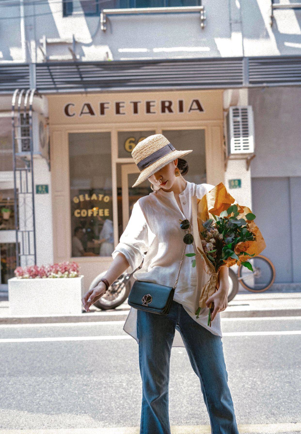 三木的秋装好随性白衬衫搭配蓝色牛仔裤虽然很简约但很高级