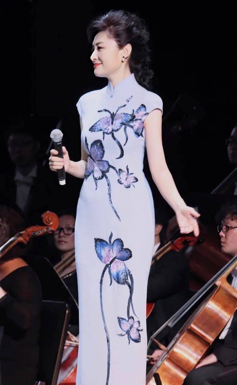 原创周涛年过半百韵味依旧穿印花旗袍温柔似水窈窕身材太吸睛