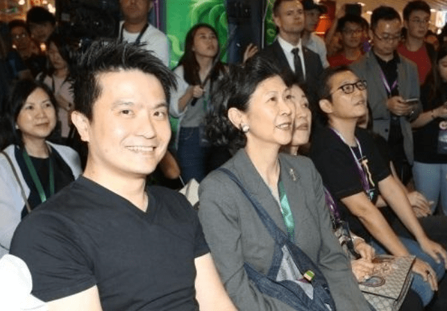 何超琼的大靠山浮出水面,霍震霆只是表面,李嘉诚女友周凯旋才是