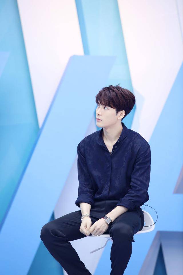 原创175cm王嘉尔很会穿轻松切换不同风格这三种组合精致时髦