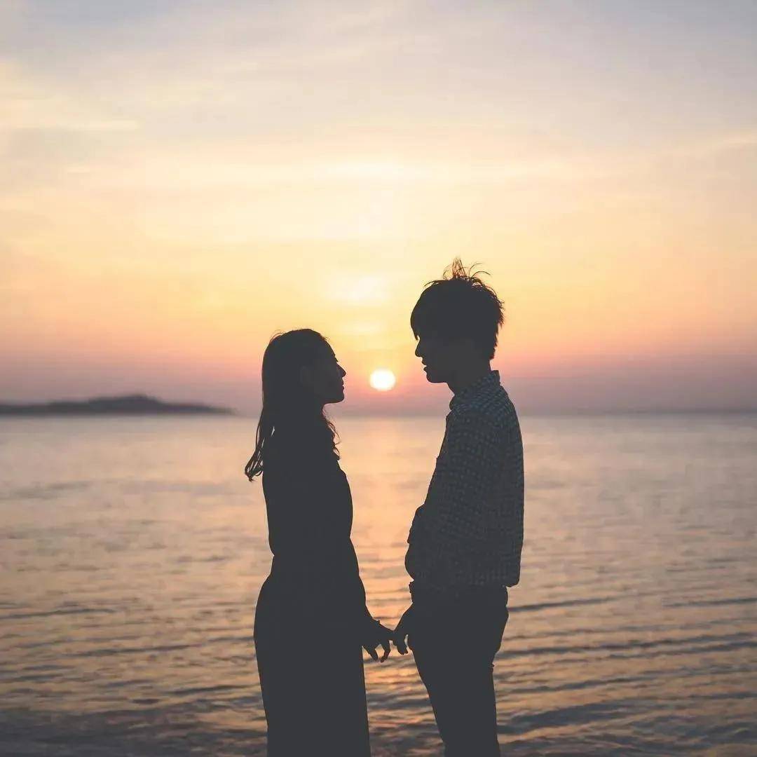 情侣拍照姿势大全,让你七夕情人节晒出不一样的幸福感