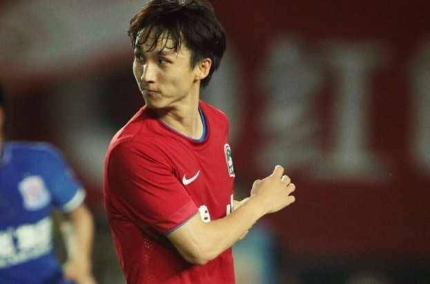 国足励志典范尹鸿博三次跌倒仍起身奋战用进球回报华夏幸福