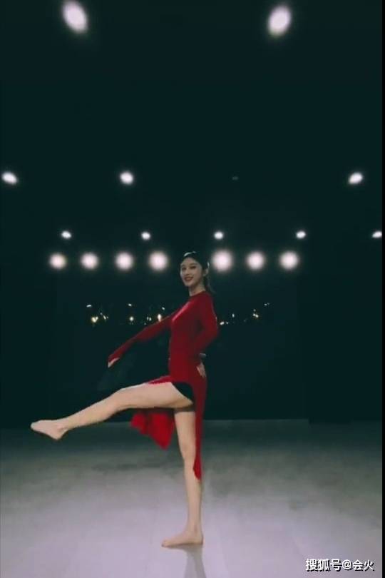 33岁张俪赤脚热舞紧身舞裙左右开叉到腰间