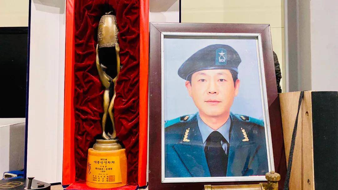 尹大元导演与其获颁的韩国大钟奖奖杯尹大元导演所持有的韩国sky