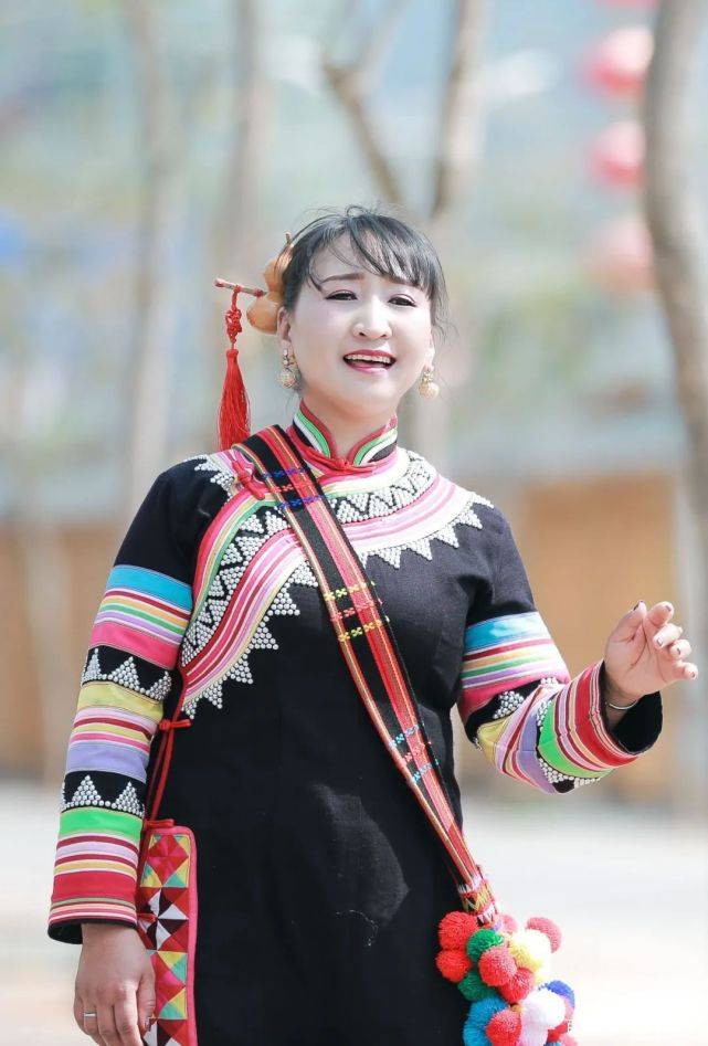 《真心爱你》和被誉为"拉祜族百灵鸟"的原生态音乐人李娜倮这首由著名