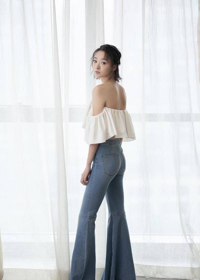 原创齐明月孙铱终于火了剧里是大家闺秀剧外穿巴掌大抹胸时髦大胆