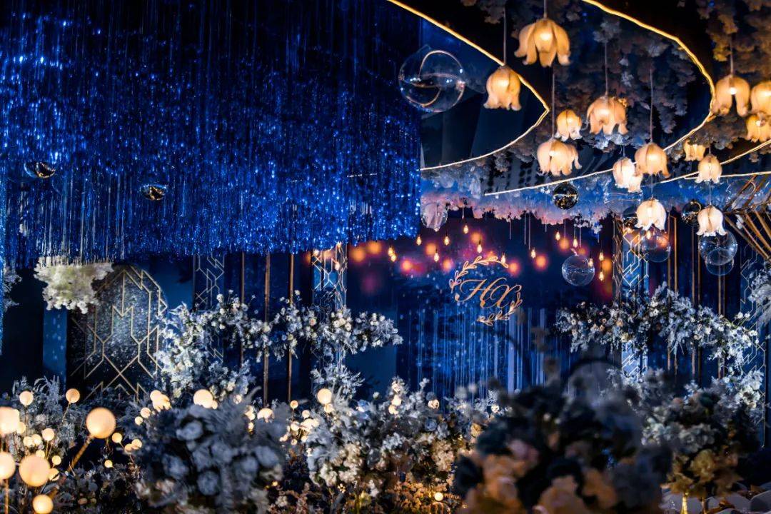 经典蓝为主色调的高级婚礼,蓝金色的星空场景_蓝色