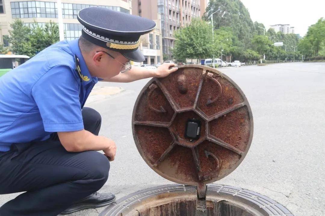 智慧井盖在彭州上岗