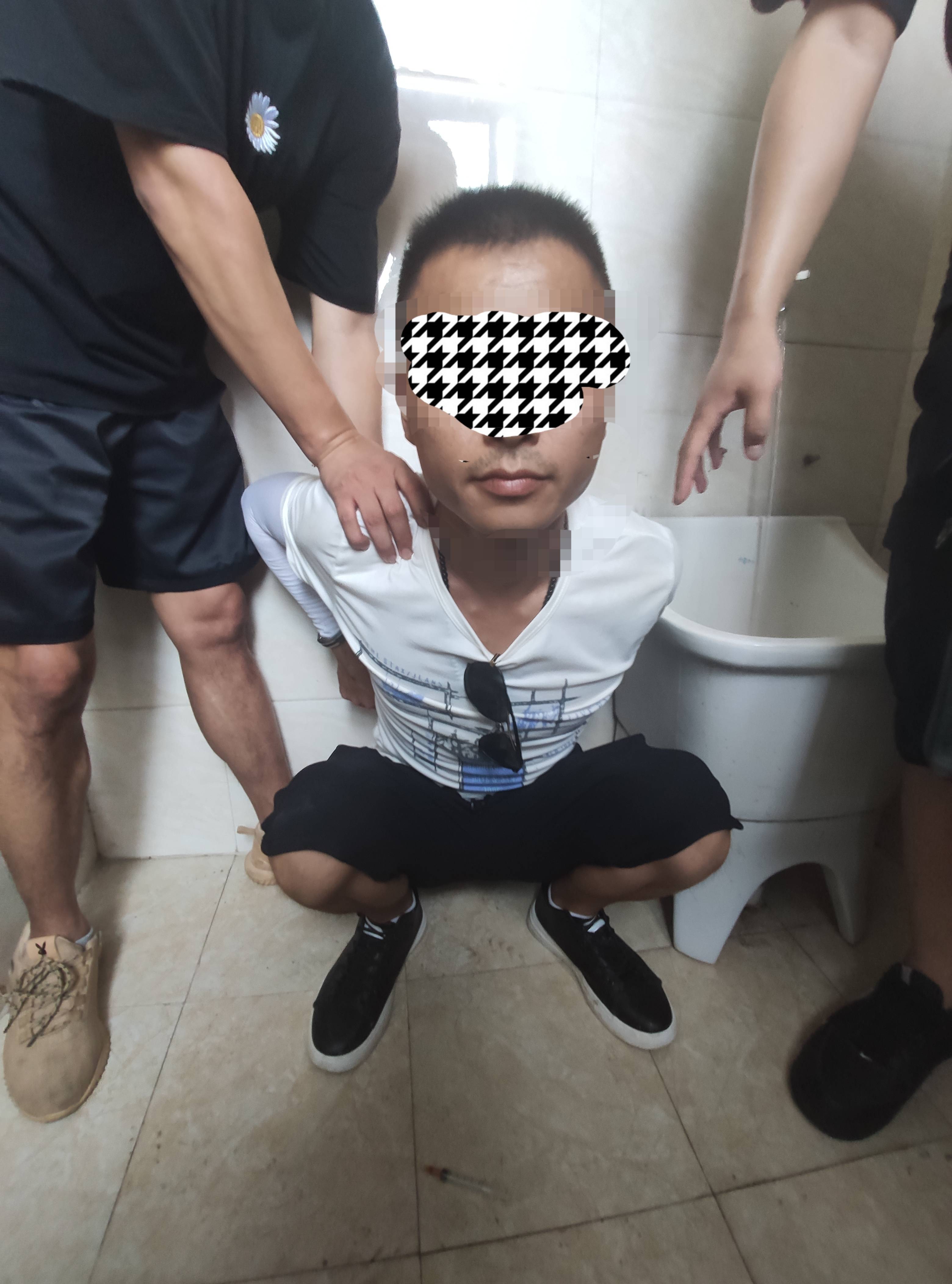 两男子急匆匆挤进同一厕所蹲位吸食毒品被桃源警方当场抓获