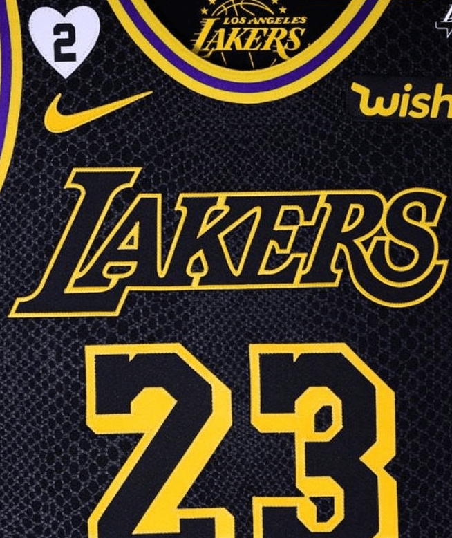 里面还包含了科比女儿gigi的元素,这一幕太暖心了,瓦妮莎看见湖人对