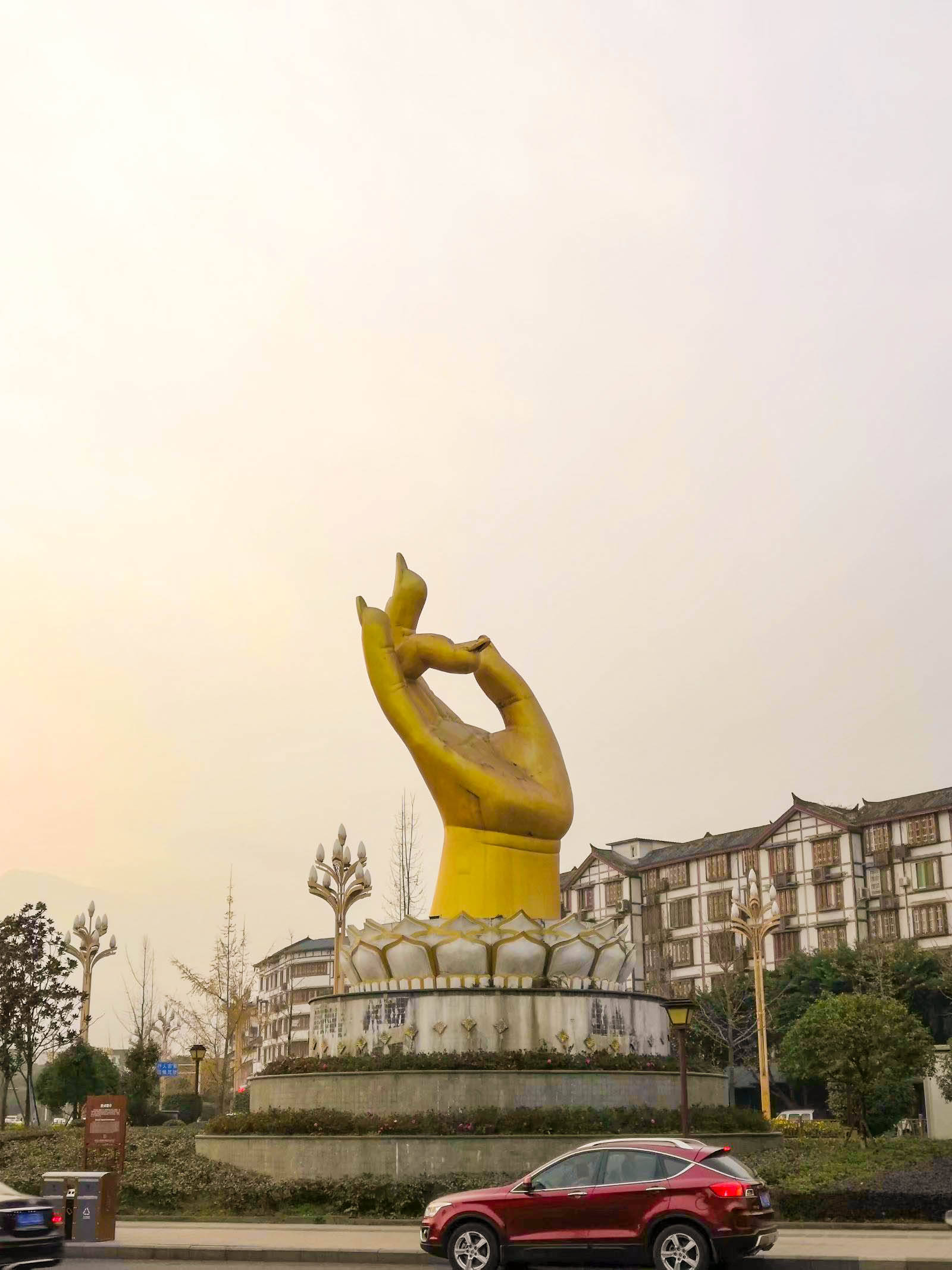我住的旅馆离文化广场和这个大佛手雕塑不远