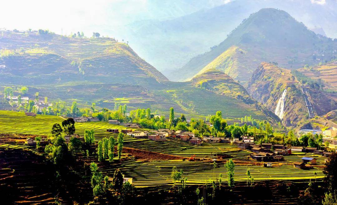 田园画卷甘洛普昌阿尔梯田春秋时节美如画