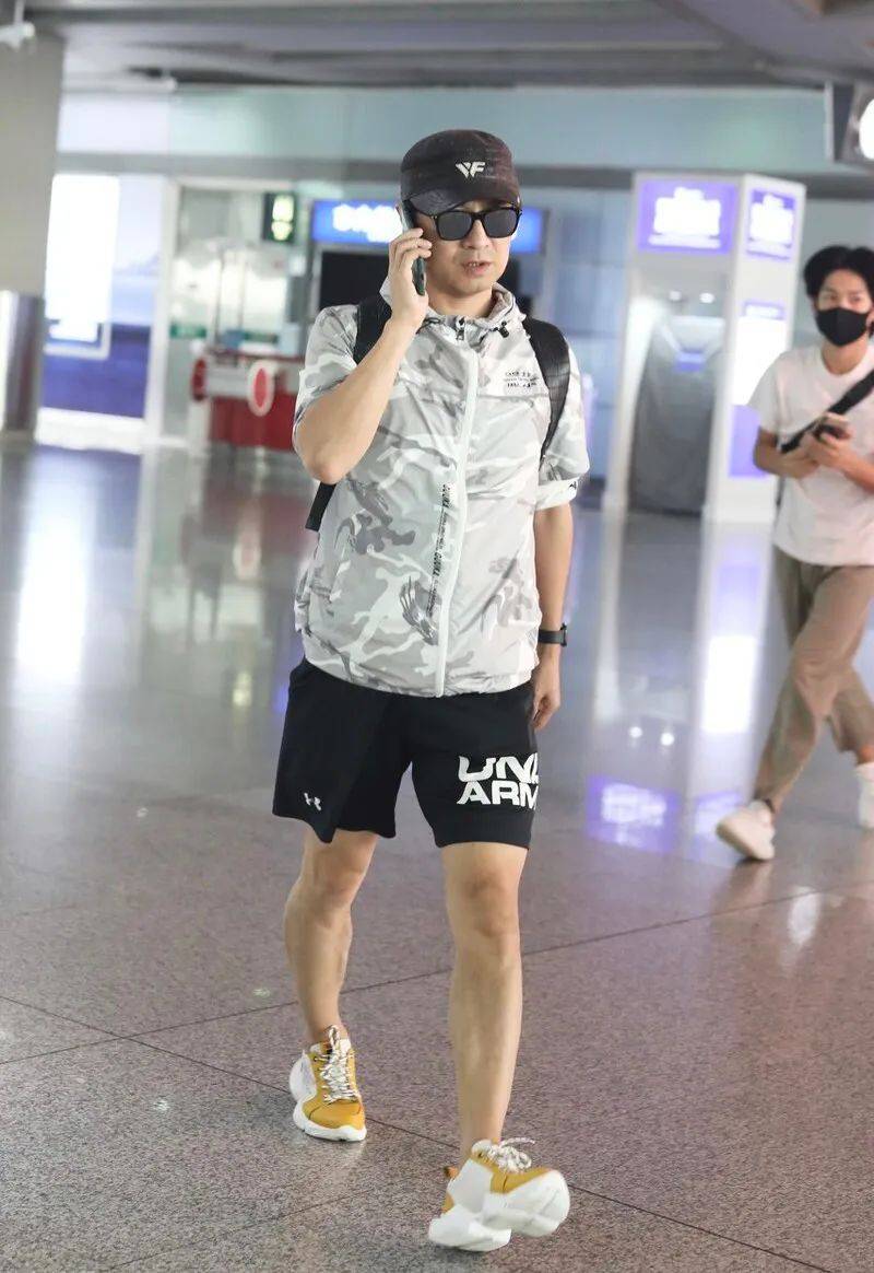 汪峰时髦造型迷彩外套短款青春活力除了皮裤运动风很适合