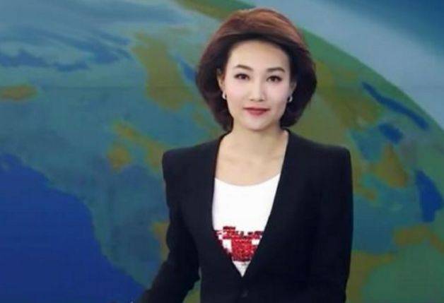 央视主持人一直短发?当摘掉头套,网友:女神级别
