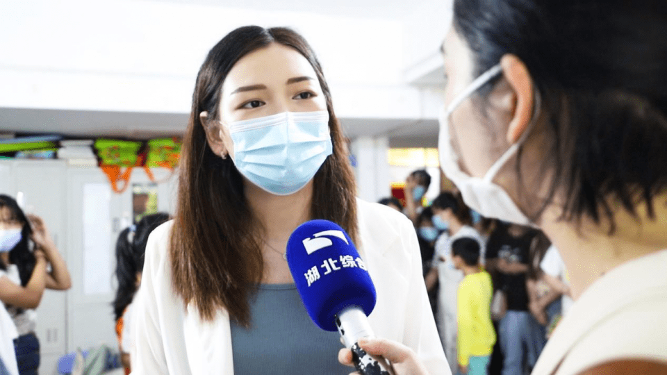 馨蓓安携手电视台,以爱心浇灌"花朵"