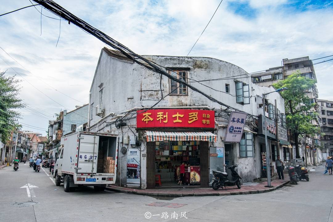 赤坎老街是《隐秘的角落》的主要拍摄地,电视剧里频繁出现的本利士多