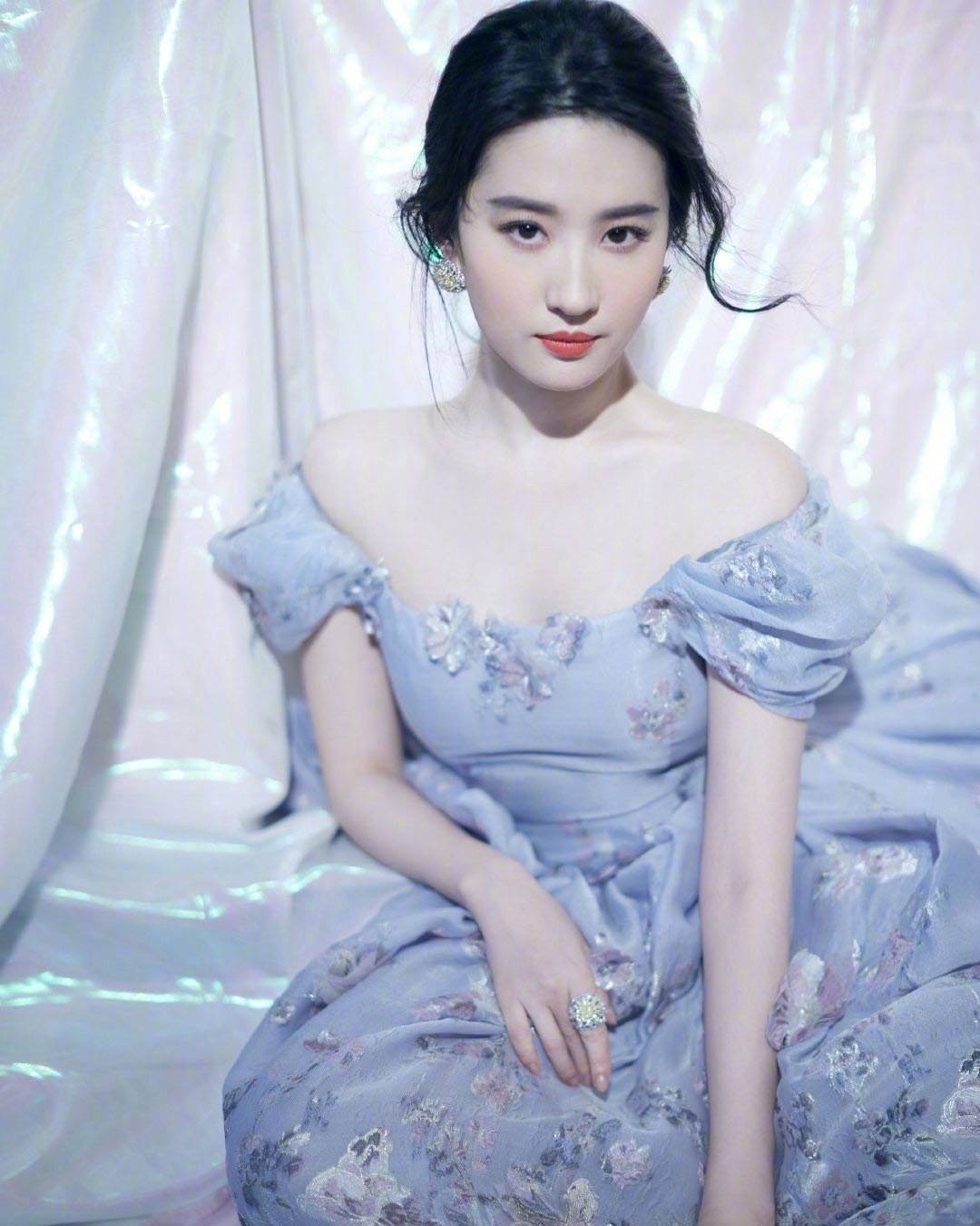 神仙姐姐营业了刘亦菲晒自拍微微一笑恬静美好少女感十足