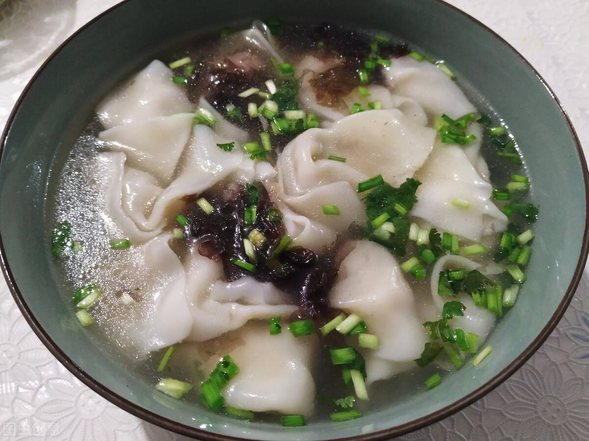 包馄饨其实要比包饺子简单的多,北方的馄饨一般都是叠两下,然后捏出一