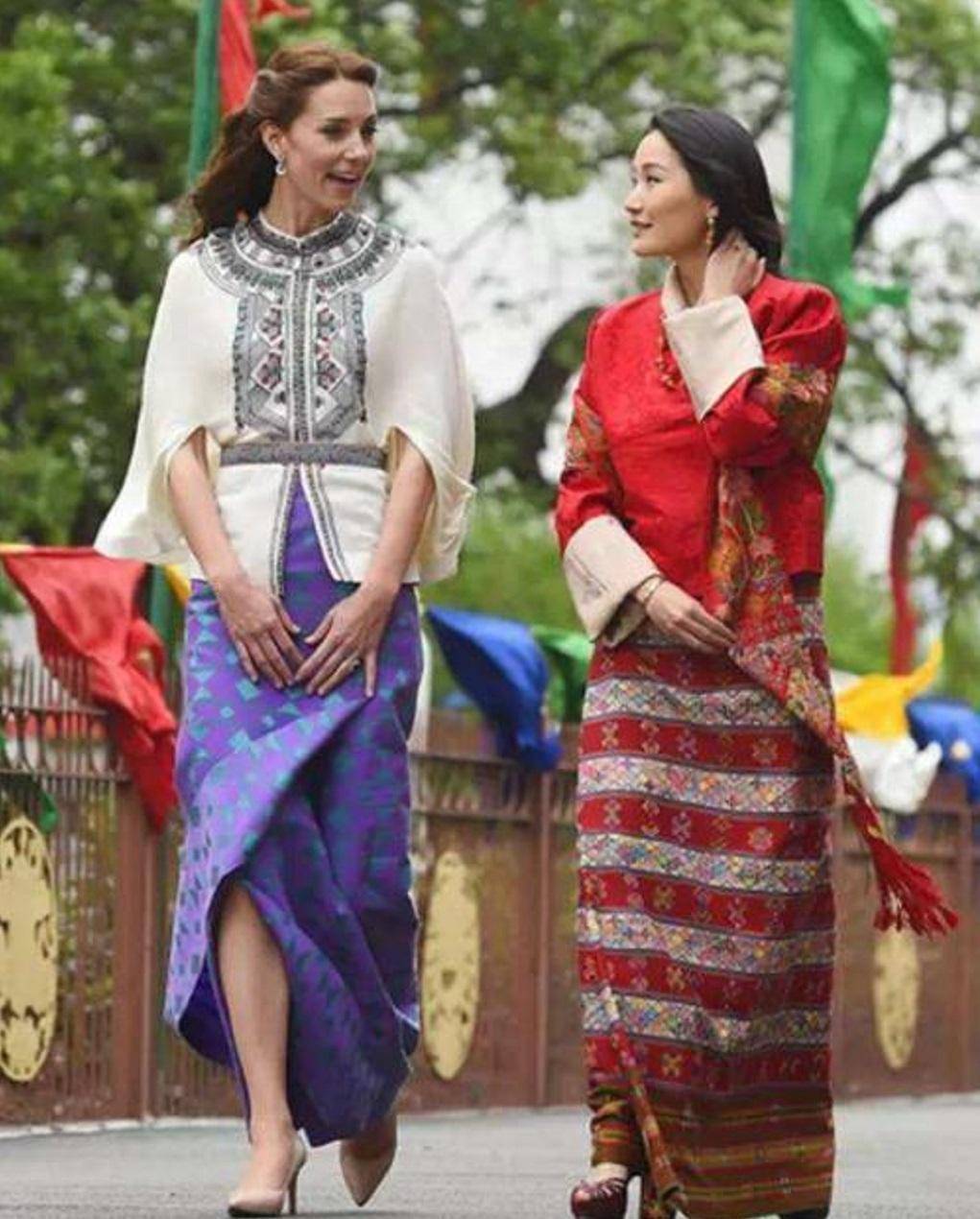 原创29岁不丹王后三寸金莲高跟鞋有半截露外面小脚真惹人怜爱