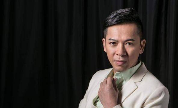 有种变化叫22年后的通臂猿猴,看到如今的照片,56岁依旧帅气_郭政鸿