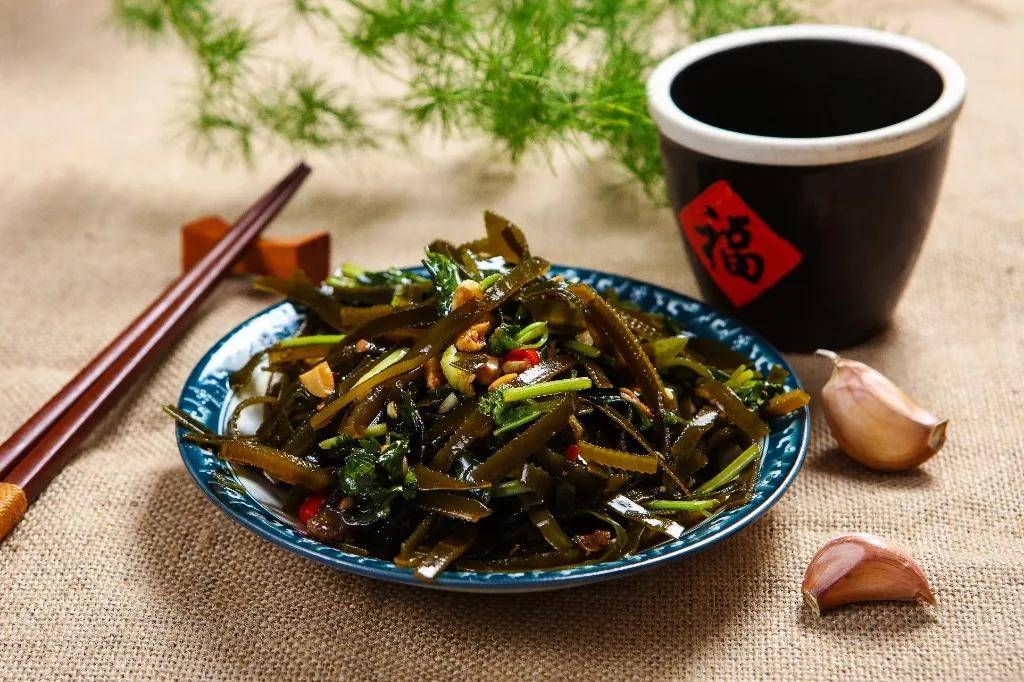 營養點評:海帶具有消痰利水,平喘,排毒通便的功效,搭配芝麻一起涼拌