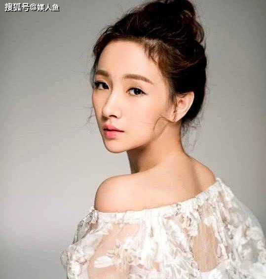 朱亚文的两段感情:9年初恋刻骨铭心,如今专爱妻子一人_潘禹彤