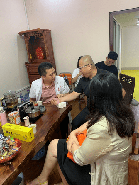 辜春程中医师为来宾作现场看诊